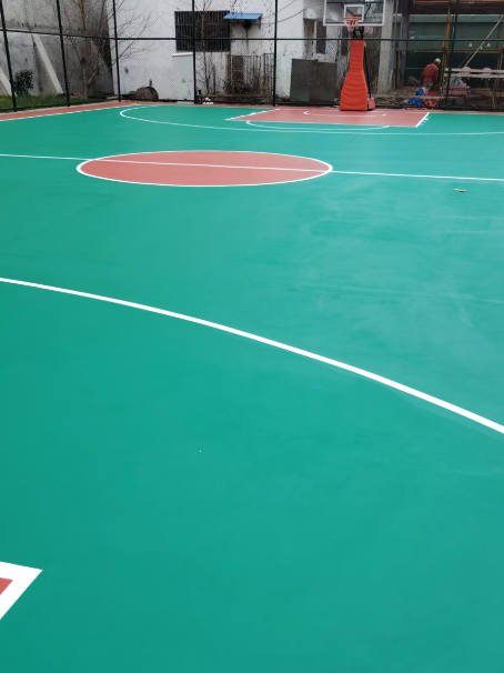 东川 球场长期使用易出现地面开裂